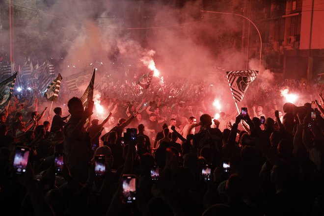 V Atenah je naslovu sledilo veliko slavje, prihodnje leto maja ga želijo ponoviti, morda tudi z zaključnim turnirjem na domačih tleh. FOTO: Louisa Gouliamaki/Reuters