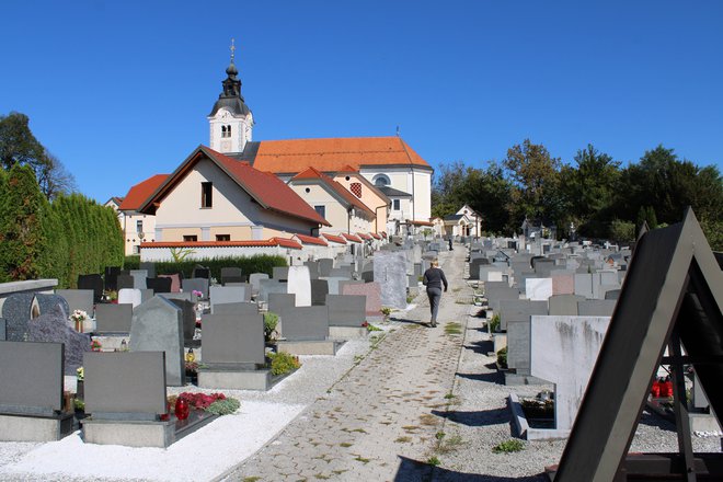 Na sedanjem pokopališču ob cerkvi bodo še izvajali pokope. FOTO: Bojan Rajšek/Delo