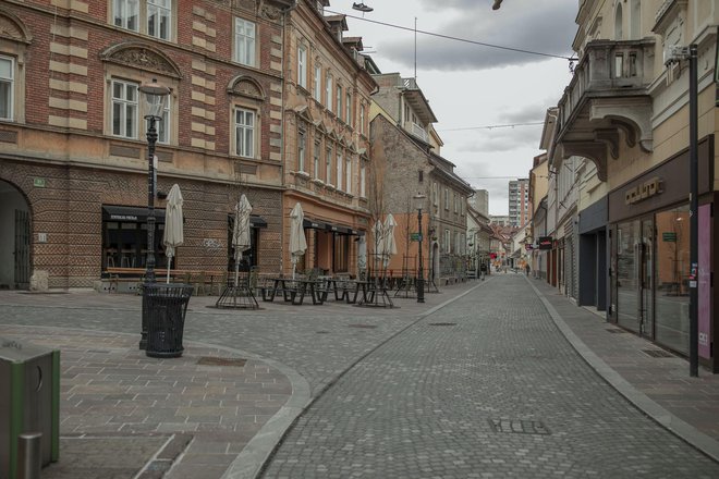 Tu se je odpirala trendovska oaza s turkiznimi in svetlorumenimi stoli Philippa Starcka, za katerega so najbrž slišali le redk. FOTO:  Voranc Vogel