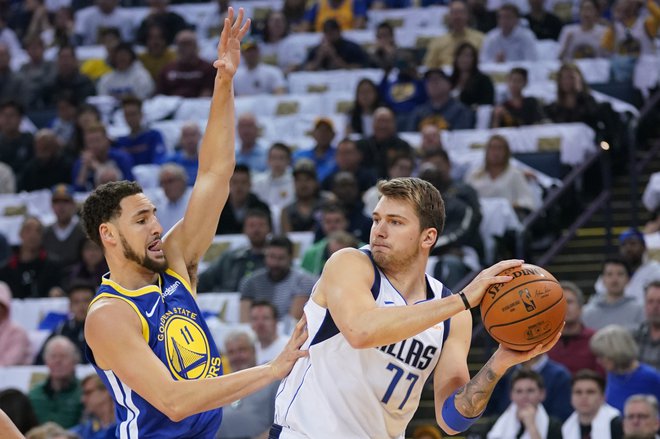 Klay Thompson in Luka Dončić: doslej tekmeca, od 1. oktobra soigralca. Foto Kyle Terada/USA Today