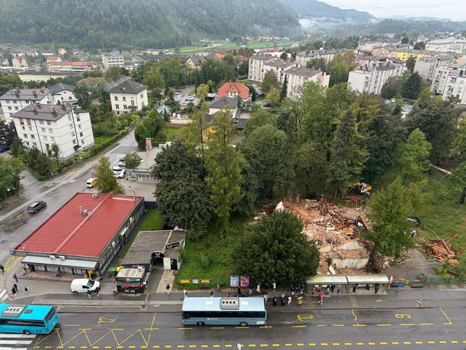 V Kranju se je začelo rušenje vile ob glavni avtobusni postaji, kjer so se desetletja zbirali odvisniki in je veljajo za najbolj degradirano območje v Kranju. FOTO: Pija Kapitanovič