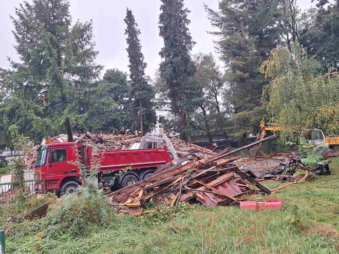 Rušenje propadajoče vile se je začelo 2. oktobra. FOTO: MOK