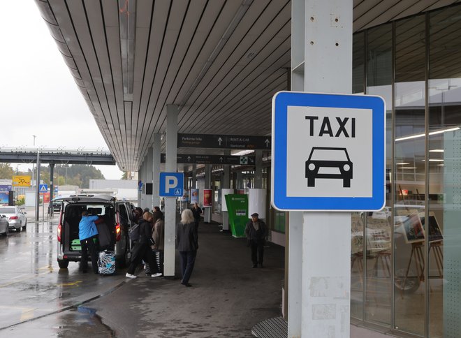 Marsikdo je za okoli 25 kilometrov dolgo vožnjo z Brnika do Ljubljane plačal več, kot bi za podobno storitev plačal v bistveno večjih Parizu ali Berlinu. Foto Dejan Javornik