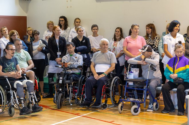 Zbrali so se otroci in odrasli, ki so na rehabilitaciji, in pozorno prisluhnili gostom. FOTO: Voranc Vogel/Delo