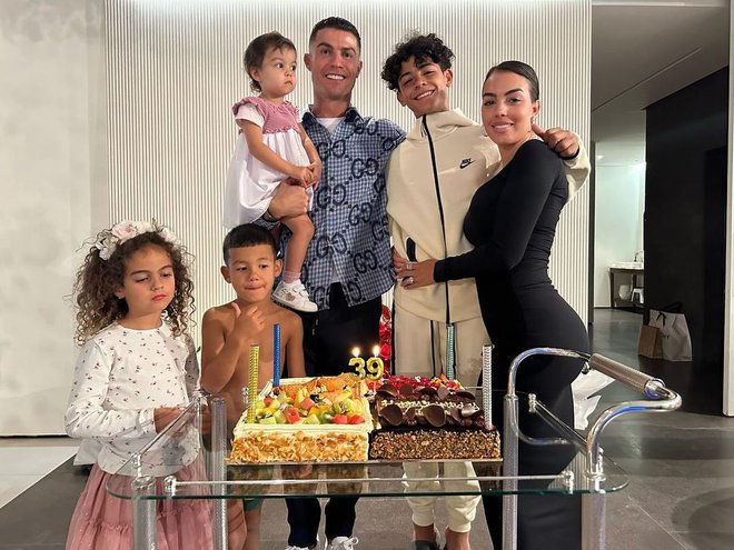 Cristiano Ronaldo z družino ob praznovanju 39. rojstnega dne (desno Georgina Rodriguez, ob njen Cristiano junior). FOTO: Instagram