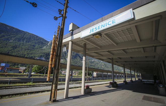 Železniška postaja Jesenice je popolnoma zastarela, javnost jo najbolj pozna po dotrajani in predimenzionirani stavbi. Foto Jože Suhadolnik