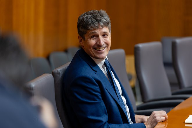 Borut Sajovic je pohvalil dosedanje delo državnega sekretarja Damirja Črnčeca na ministrstvu, ki ga je opravil. Dodal je še, da si želi z njim sodelovati še naprej. FOTO: Črt Piksi/Delo