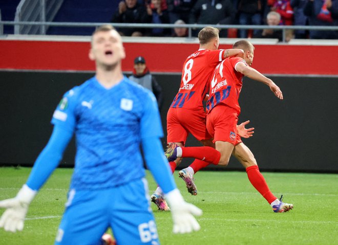 Matevž Vidovšek je takole pospremil gol Nemcev, v ozadju pa se je veselil Adrian Beck. FOTO: Robin Rudel/Reuters