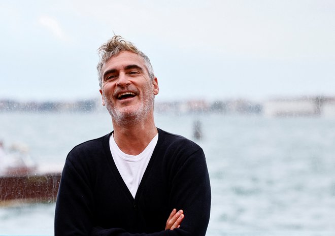 Joaquin Phoenix je v Benetkah v začetku septembra predstavljal nadaljevanje zelo uspešnega Jokerja, Joker: Norost v dvoje. S prvim delom so zaslužili več kot milijardo dolarjev. FOTO: Yara Nardi/Reuters