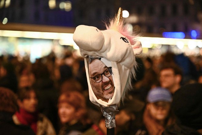 Kickla so protestniki upodobili tudi kot samoroga. FOTO: Joe Klamar/AFP