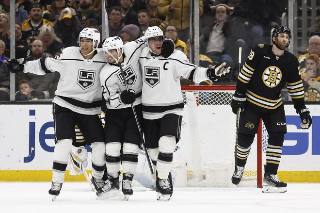 Anzže Kopitar se je s soigralci veselil zmage nad Boston Bruins. FOTO: Winslow Townson/Usa Today Sports