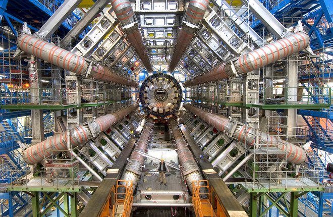 Detektor Atlas v velikem hadronskem trkalniku (LHC) v Cernu. FOTO: Cern 

 