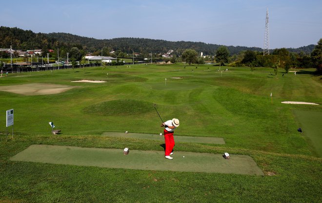 Številne družine so si zaradi nedostopnih cen stanovanj v Ljubljani ustvarile svoje domove v Stanežičah. (Na fotografiji v ospredju Golf klub Stanežiče, v ozadju vas.) FOTO: Matej Druž

nik