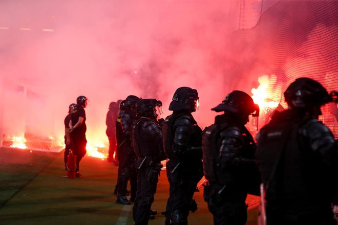 Navijaško nasilje na nogometni tekmi med Olimpijo in Rijeko je policijo spodbudilo k zakonskim spremembam, s katero bi nasilneže lahko za do deset let odstranili s stadionov. FOTO: Matija Habljak/Pixsell