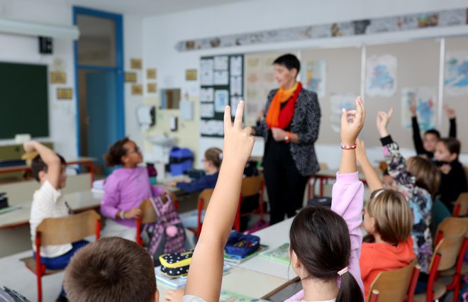 V letošnjih prvih devetih mesecih je bilo z naskokom največ prostih delovnih mest na področju izobraževanja, in sicer skupno 22.391. Za primerjavo, v zdravstvu in socialnem varstvu je bilo letos skupno objavljenih 18.549 prostih delovnih mest. FOTO: Blaž Samec/Delo