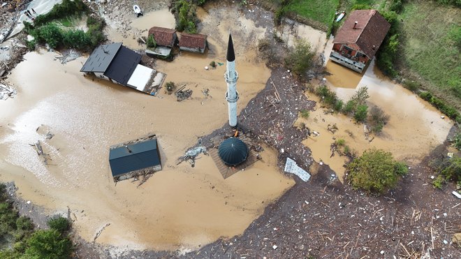 Razdejanje v Donji Jablanici, imama so rešili s strehe potopljene mošeje. FOTO: Amel Emrić/Reuters