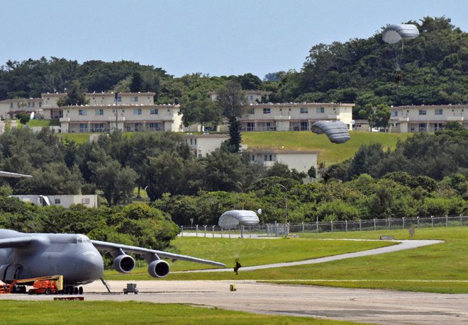 Čeprav prefektura Okinava zavzema zgolj 0,6 odstotka japonskega ozemlja, je na njenih otokih nameščenih 74 odstotkov ameriških oporišč na Japonskem. FOTO: Reuters