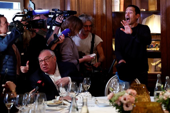 Jean-Baptiste Andrea (desno) in donedavni predsednik Goncourtove akademije Didier Decoin (levo) na razglasitvi dobitnika goncourta 2023 FOTO: Gonzalo Fuentes/Reuters