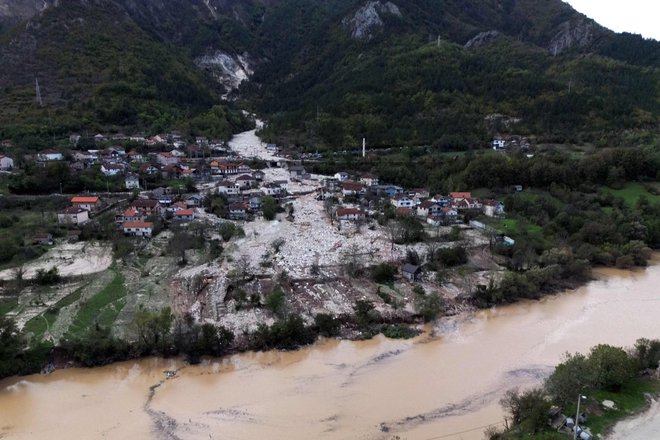 Dolnja Jablanica je bila včeraj popolnoma odrezana od sveta. FOTO: Elvis Barukcic/Afp