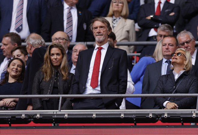 Jim Ratcliffe (na sredini) je po nakupu lastniškega deleža prevzel nadzor nad športnim vidikom delovanja Manchester Uniteda. V finančnem United kljub težavam na zelenici ostaja nogometni velikan. FOTO: Andrew Couldridge/Reuters