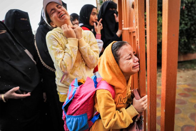 Žalujoči Palestinci v Gazi. FOTO: Mahmud Hams/Afp