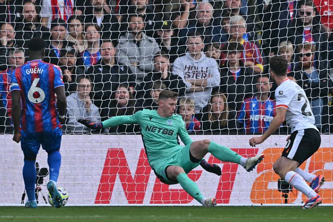 Diogo Jota (desno) je s svojim zadetkom Liverpoolu prinesel zmago proti »kristalni palači«. FOTO: Glyn Kirk/AFP