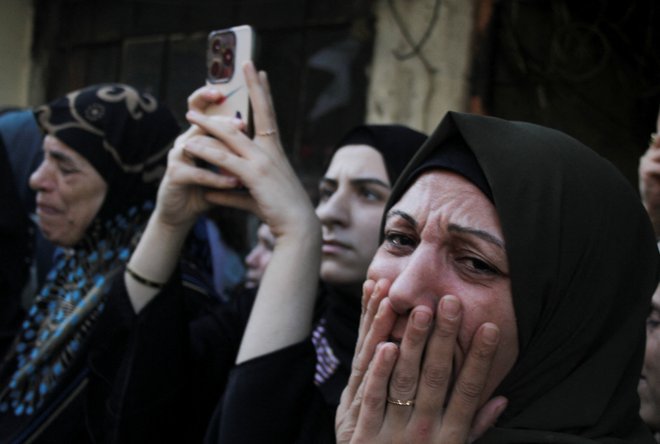 Ženske žalujejo. FOTO: Omar Ibrahim/Reuters