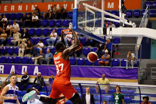 Olimpijin Derek Ogbeide je tudi zabijal. FOTO: Liga Aba