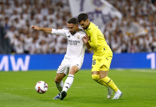 Dani Carvajal (levo) je zaradi poškodbe na nosilih moral zapustiti zelenico domačega štadiona Real Madrida. FOTO: Susana Vera/Reuters