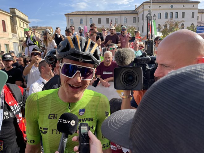 Matej Mohorič se je v kraju Pieve di Soligo veselil naslova svetovnega prvaka na makadamu. Foto Miroslav Cvjetičanin