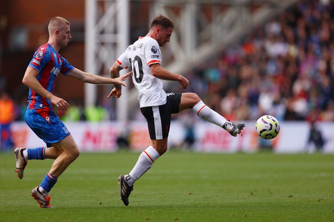 Argentinec se je poškodoval v prvem polčasu tekme v Londonu. FOTO: Hannah Mckay/Reuters