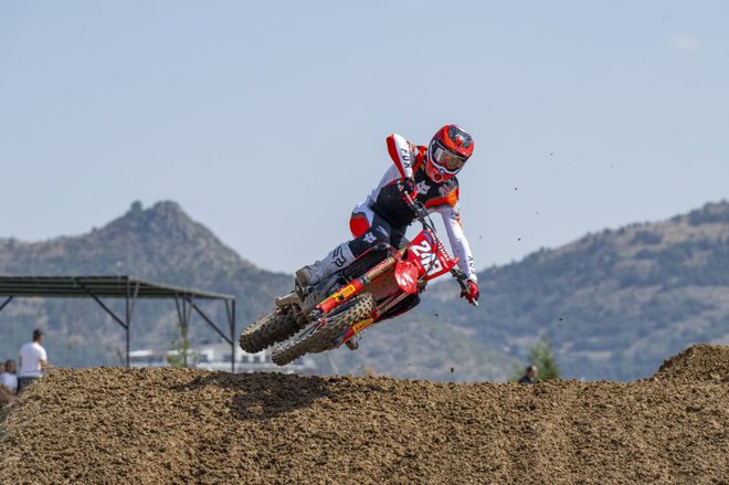 Tim Gajser je vožnjo, v kateri so skupaj vozili predstavniki razreda MXGP in razreda open, dobil pred Američanom Elijem Tomacom in Francozom Romainom Febvrom. FOTO: Honda