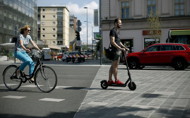 Ceste so pogosteje mokre in spolzke, na njih bo več peska, zato je previdnost in zlasti treznost zelo priporočljiva.  FOTO: Blaž Samec/Delo