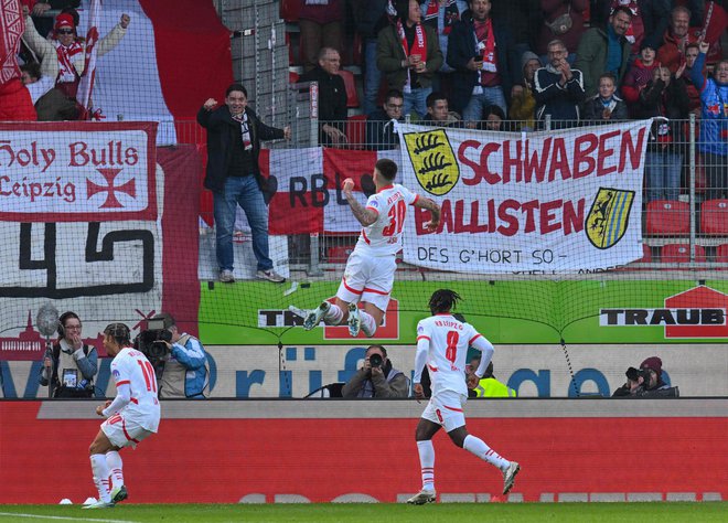 Benjamin Šeško je v Heidenheimu že slavil s svojim značilnim visokim skokom, a mu je sodnik VAR gol razveljavil. Foto Thomas Kienzle/AFP