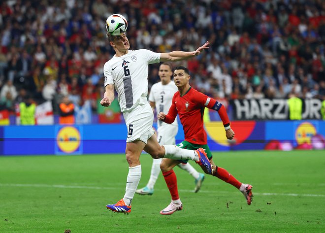 V zadnjem obdobju si je obrambo Slovenije težko predstavljati brez Jake Bijola, uspešno je na euru ustavil tudi Cristiana Ronalda. Foto Kai Pfaffenbach/Reuters