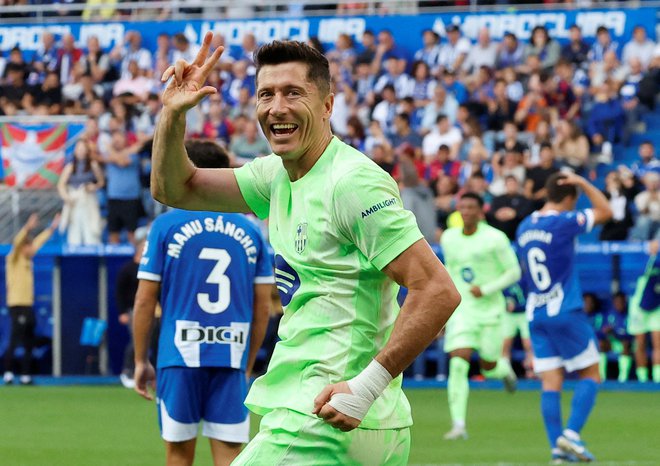 Poljski napadalec Robert Lewandowski po tretjem doseženem golu. FOTO: Vincent West/Reuters