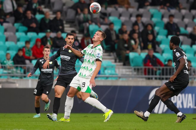 Napadalec Olimpije Ivan Durdov in soigralci sinoči niso mogli streti odpora Primorcev. FOTO: Voranc Vogel