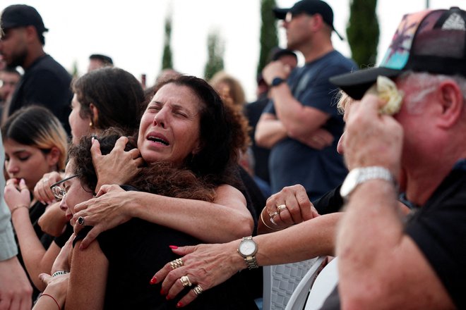 Mladi umirajo tudi v Libanonu. FOTO: Gonzalo Fuentes/Reuters