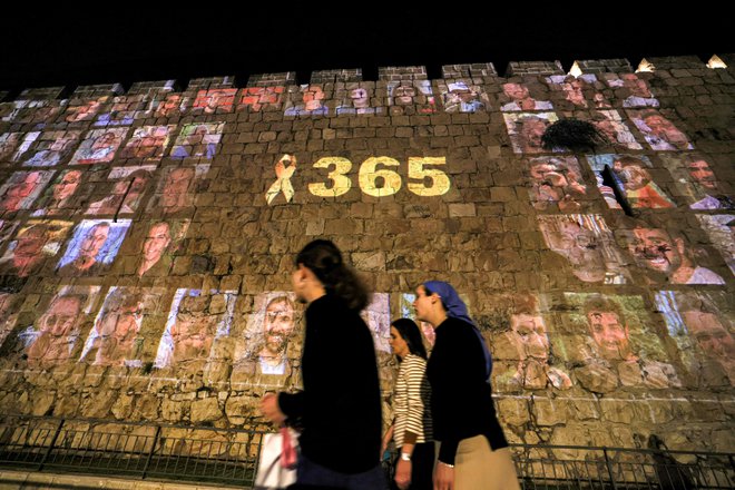 Eno leto že traja veriga nasilja. FOTO: Ahmad Gharabli/AFP