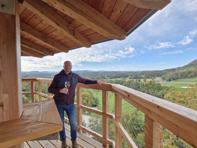 Janko Zupanec gre sam večkrat na stolp preprosto uživat v prostranem razgledu. FOTO: Beti Burger