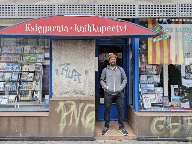 Lastnik knjigarne v Český Těšínu Roman Wirth, ki se je tega posla priučil od svojega očeta. Vsa družina je že desetletja povezana s knjigami. FOTO: Anja Intihar