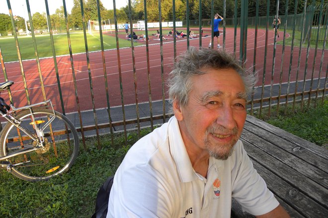 »Pa kaditi sem nehal, tudi zato, ker je žena rekla, da se bo takoj ločila od mene, če me samo še enkrat vidi s cigareto,« pravi Zoran Senković. FOTO: Tomaž Gerdina