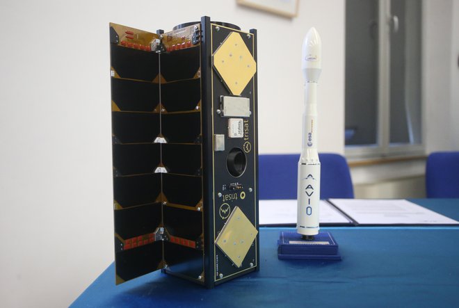 Prvi slovenski nanosatelit Trisat FOTO: Tadej Regent/Delo

 