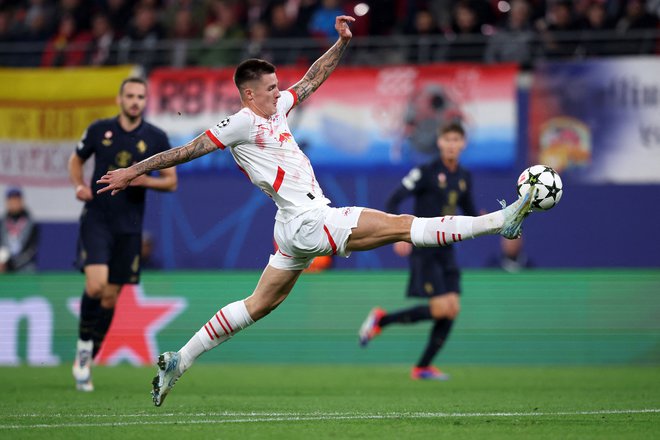 Benjamin Šeško je na drugi tekmi Lige prvakov po pol ure tekme Juventusu zabil evrogol, po dobri uri pa še 11-m za drugo vodstvo Leipziga, ki pa je kljub igralcu več izgubil doma z 2:3. Na deseti tekmi sezone je Benjamin v dresu kluba in reprezentance dosegel deveti in deseti gol, petega in šestega za Leipzig, k čemur je dodal še tri podaje.  Foto: Ronny Hartmann/Afp