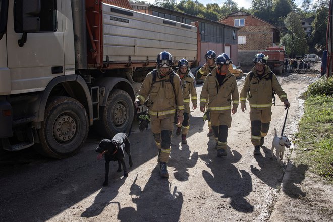 Reševalci s psi iščejo žrtve. FOTO: Marko Djurica/Reuters