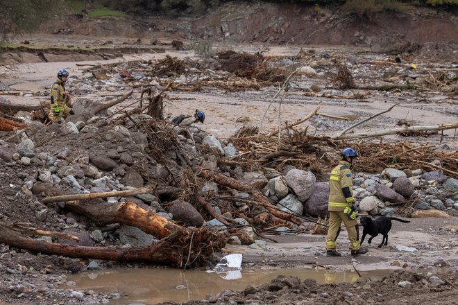 Reševalci imajo veliko dela. FOTO: Marko Djurica/Reuters