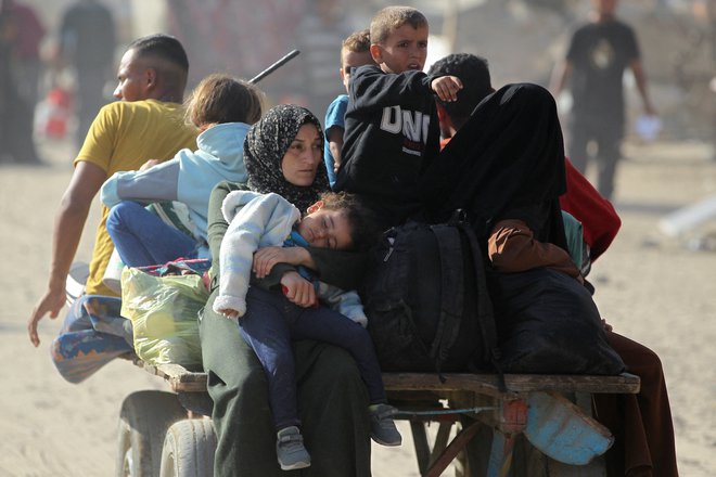 Palestinci na begu iz južnega dela Han Junisa, za katerega je izraelska vojska odredila evakuacijo. FOTO: Hatem Khaled/ Reuters