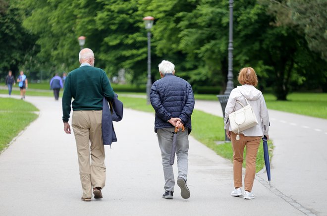 Omogočiti bi bilo treba tudi večjo fleksibilnost pri izplačilu sredstev ob upokojitvi, bolj upoštevati specifične okoliščine varčevalcev, a še vedno s ciljem zagotavljanja dostojanstvenih pokojnin. FOTO: Dejan Javornik/Delo