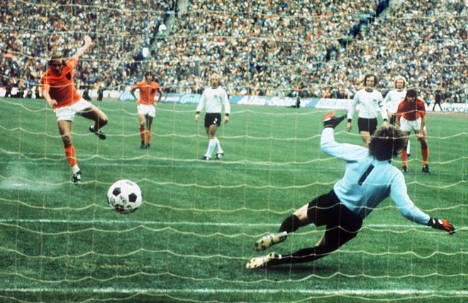 Johan Neeskens je zadel iz enajstmetrovke za nizozemsko vodstvo v finalu svetovnega prvenstva leta 1974, a so Zahodni Nemci na koncu zmagali z 2:1. FOTO: AFP