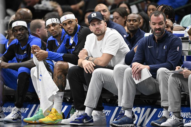 Luka Dončić zaradi poškodbe mečne mišice ni igral. FOTO: Jerome Miron/Usa Today Sports Via Reuters Con